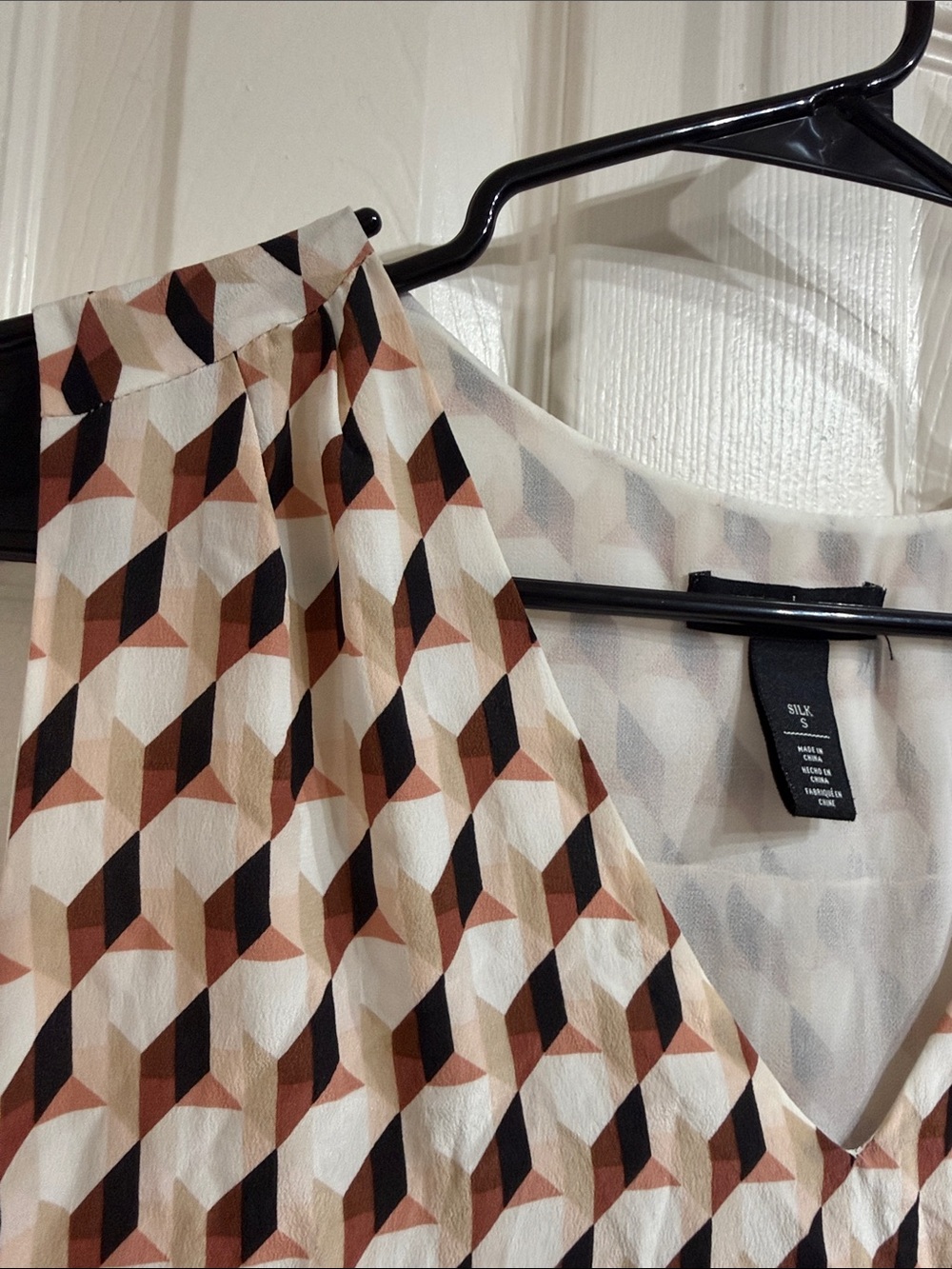 Silk White House Black Market Geometric V-Neck Sleeveless Top size small - Picture 5 of 6